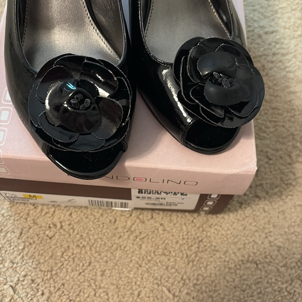 Bandolino Black Patent Flower Slingback Heels 7.5 - Picture 2 of 3